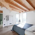 Daire White Attic - By Myhomeincomo Camnago Volta