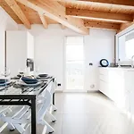 Daire White Attic - By Myhomeincomo Camnago Volta