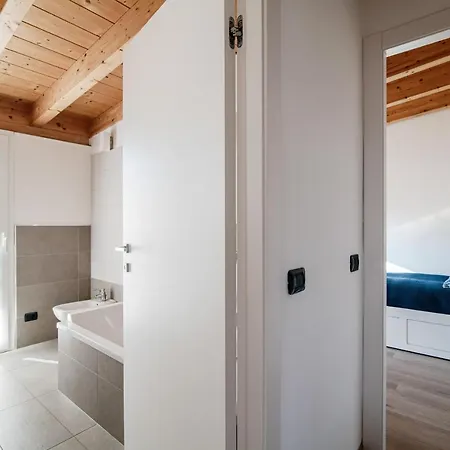 شقة White Attic - By Myhomeincomo *
