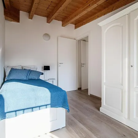 White Attic - By Myhomeincomo Apartment