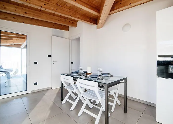 White Attic - By Myhomeincomo * Camnago Volta