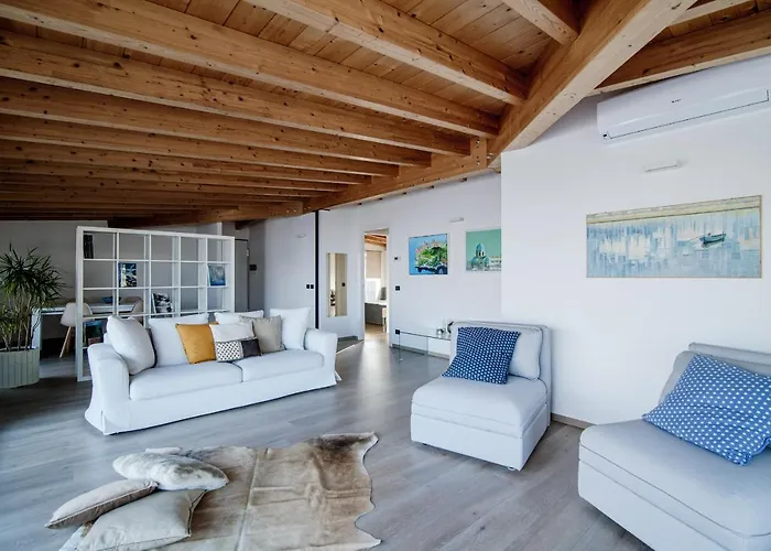 White Attic - By Myhomeincomo Camnago Volta