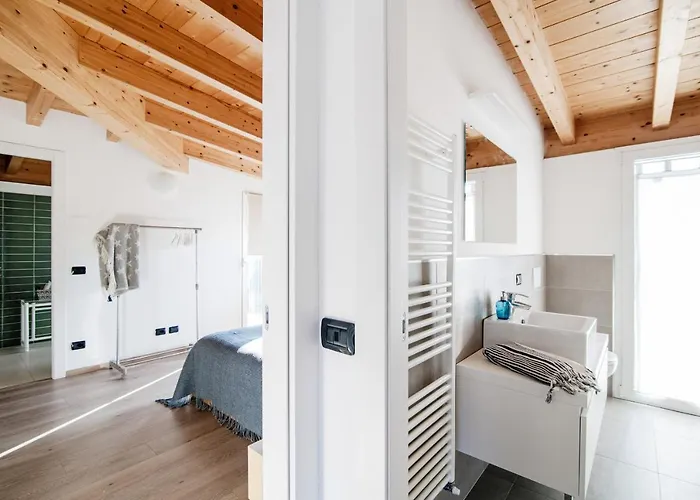 White Attic - By Myhomeincomo Апартаменты