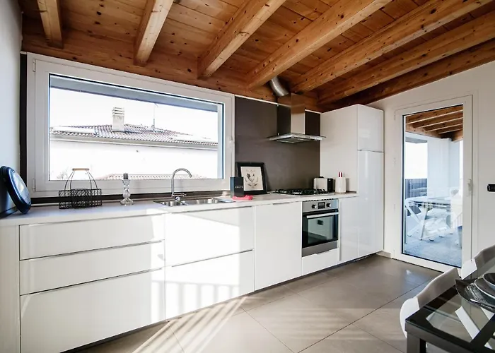 White Attic - By Myhomeincomo Апартаменты