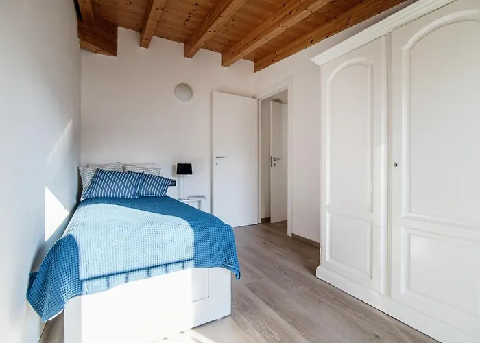 White Attic - By Myhomeincomo شقة