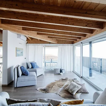 Apartament White Attic - By Myhomeincomo *