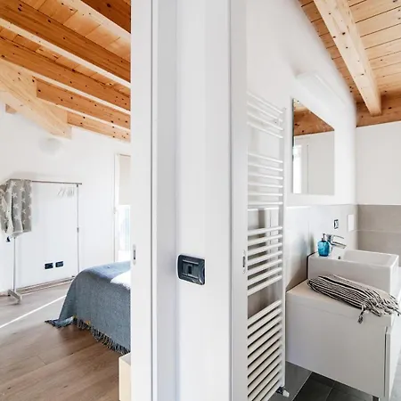 White Attic - By Myhomeincomo Apartment