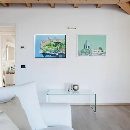 Apartment White Attic - By Myhomeincomo Camnago Volta