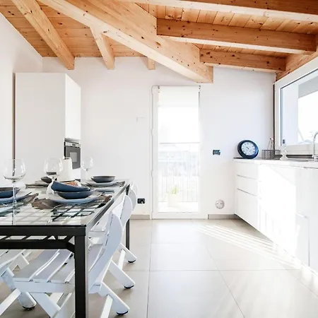 Apartment White Attic - By Myhomeincomo Camnago Volta